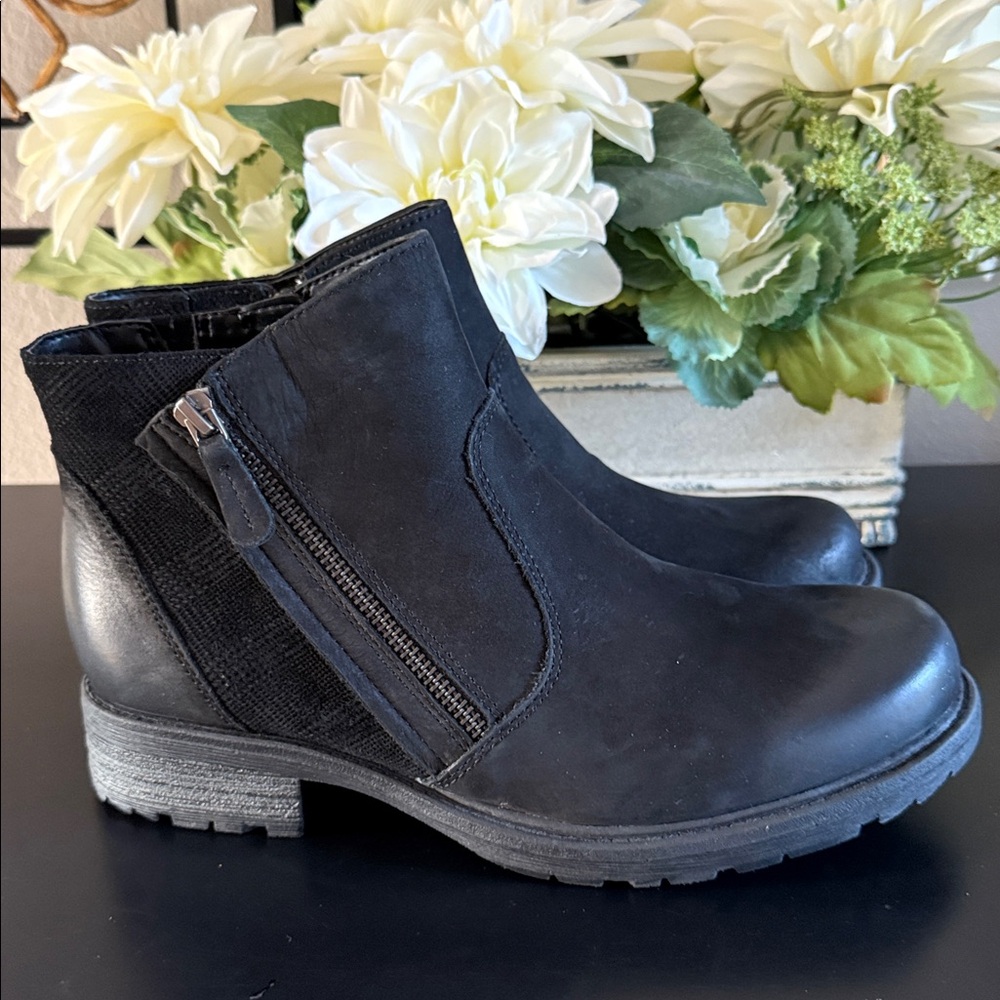 Earth Jordan Black Leather Ankle Booties